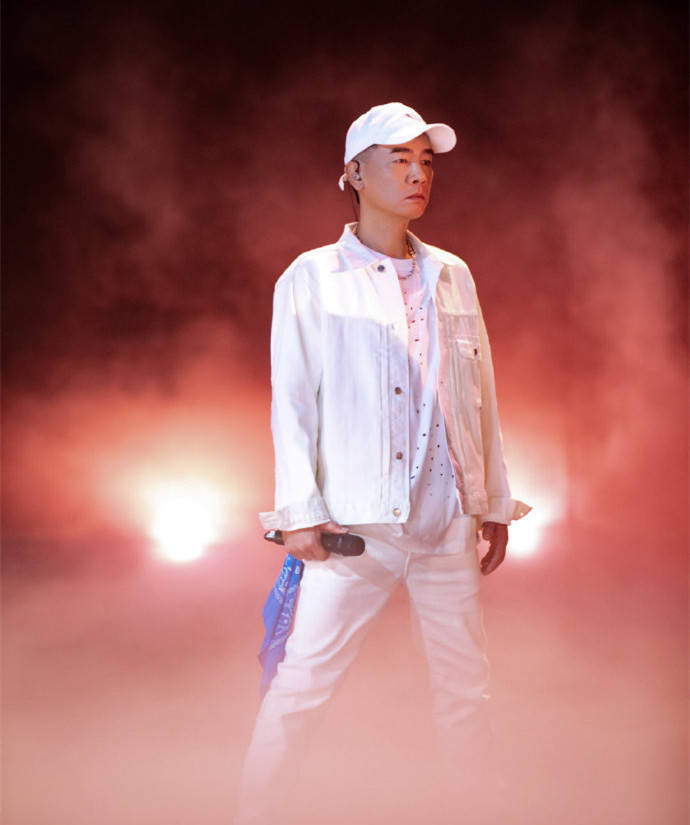 陈小春|穿一身白又痞又帅,54岁“披荆斩棘”站C位,陈小春,算你狠