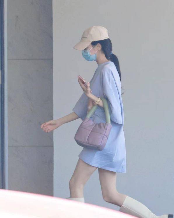 麦粒肿|迪丽热巴突发麦粒肿剪短两侧头发，扎马尾现身机场，发量好少