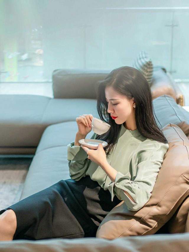大地|中年女人怎么穿才洋气？大地色西服搭配白色阔腿裤，高级干练