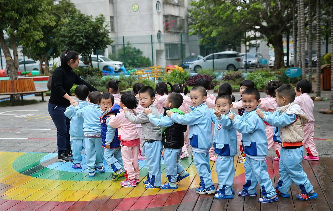 家长|多地幼儿园遭遇“学生荒”，“摇号入园”成为历史，多地一孩难求