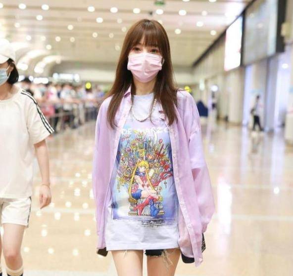 身材|宋慧乔单身之后更美了，穿白色毛衣配牛仔短裤，模样太像小姑娘了