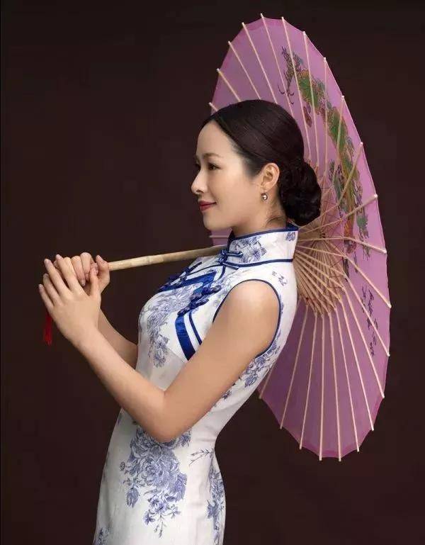 青花瓷|当旗袍碰到了青花瓷，相互衬托，真乃天作之合