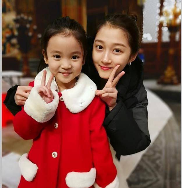 姜文|姜文两条“小辫儿”造型引出话题，关晓彤饰演女主角图兰朵