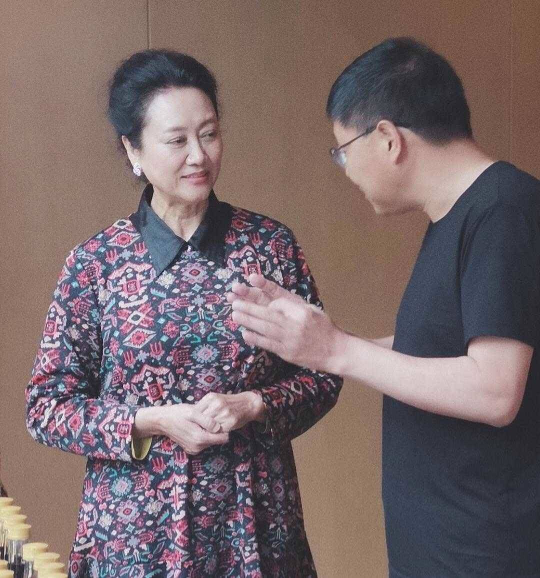 贵妇|车晓母女同台亮相，王丽云穿印花装配“贵妇头”，气场比女儿强大