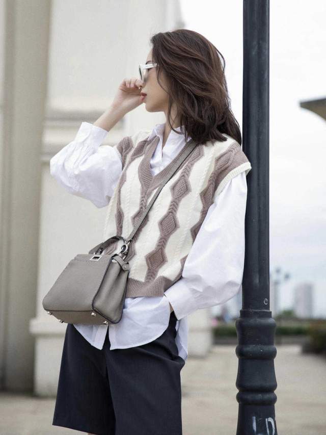 什么|秋天针织衫里穿什么？看看这些基础款单品，时髦百搭又温柔