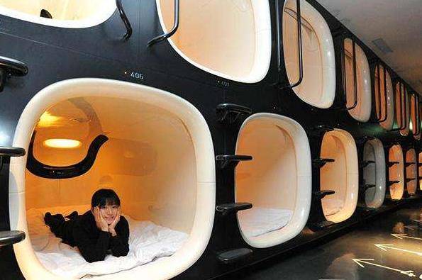 日本为何对胶囊酒店如此喜爱，小小的空间能干啥？总算明白了