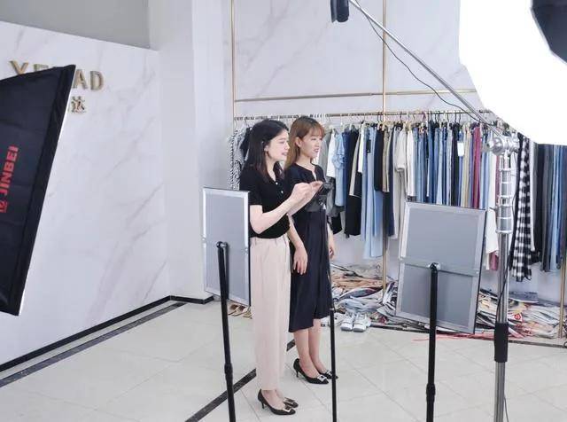 女士裤子品牌排行榜_河南灾情过后,郑州女裤直播“复苏”