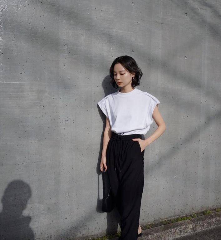 设计|40岁的你就不追求时尚了?黑+白简约穿搭,毫不费力穿出时髦感