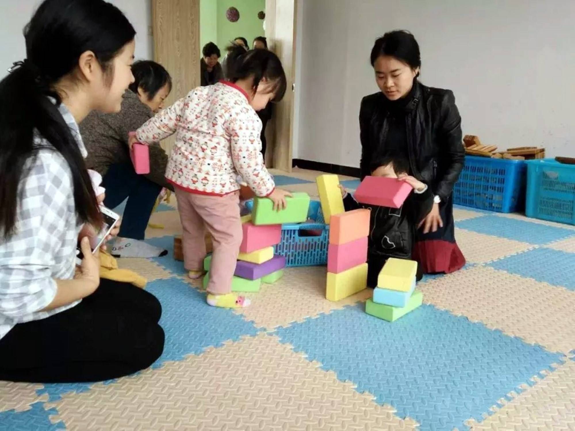 家长|多地幼儿园遭遇“学生荒”，“摇号入园”成为历史，多地一孩难求