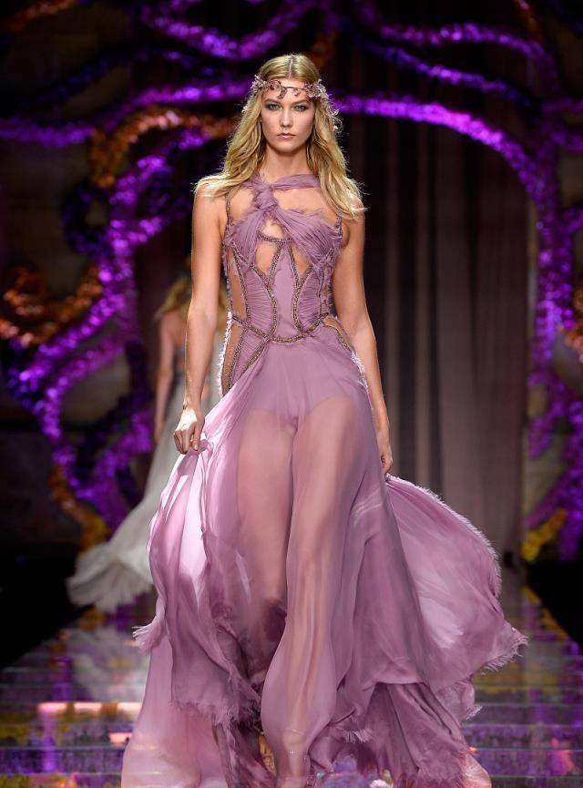 高富帅|超模小KK久违现身，孕肚大如箩需手撑腰，皮肤好到发光被贴心呵护