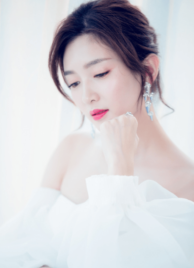 黑色|江疏影：一个被演戏耽误的时尚达人，衣品超高