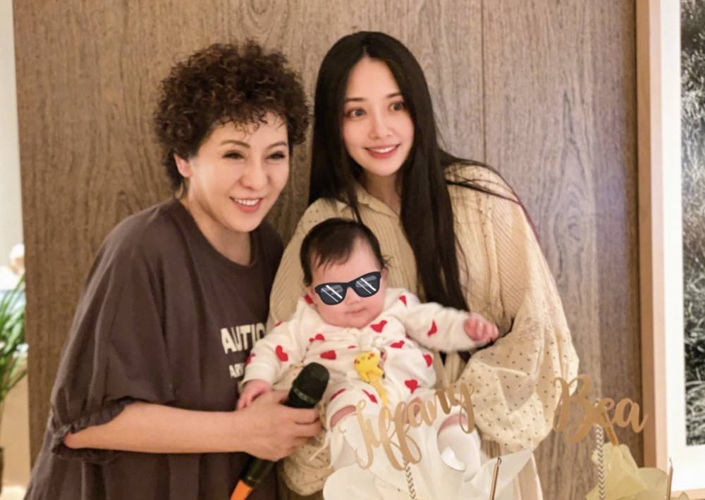 向太|郭碧婷带女儿逛公园，素颜出行打扮低调，全程抱着小奶皇母爱爆棚