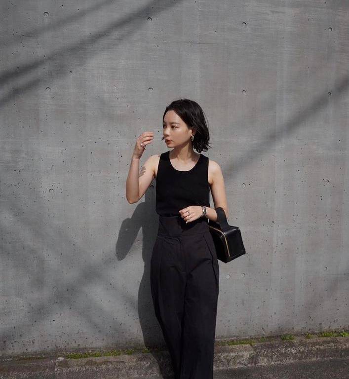 设计|40岁的你就不追求时尚了?黑+白简约穿搭,毫不费力穿出时髦感