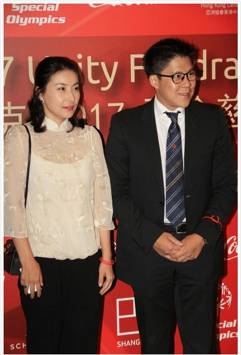 服装|?郭晶晶不愧是豪门儿媳，分寸拿捏得真好，与公公同框，更显大气