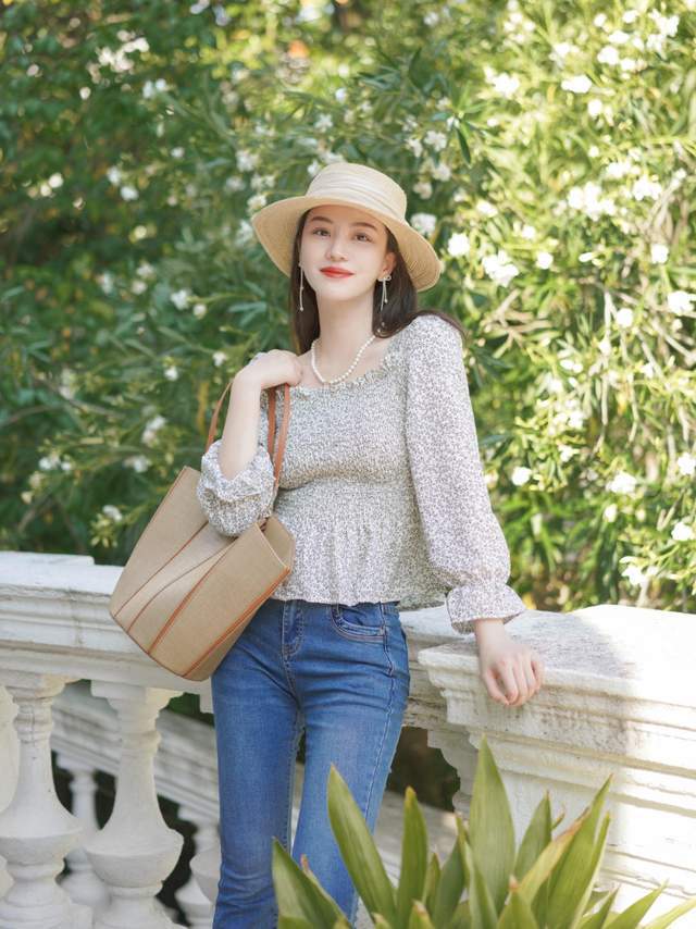 小个子|早秋怎么穿才洋气？学颜红橙用短风衣配碎花裙清爽简约，实用日常