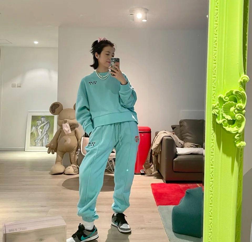 配饰|周雨彤在《我在他乡挺好的》中演技哭戏值得夸，她的衣品更值得夸