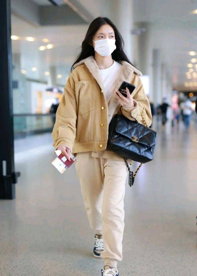 颜色|林允穿搭低调又实用，驼色牛仔外套搭配白T恤保暖舒适，随性简约