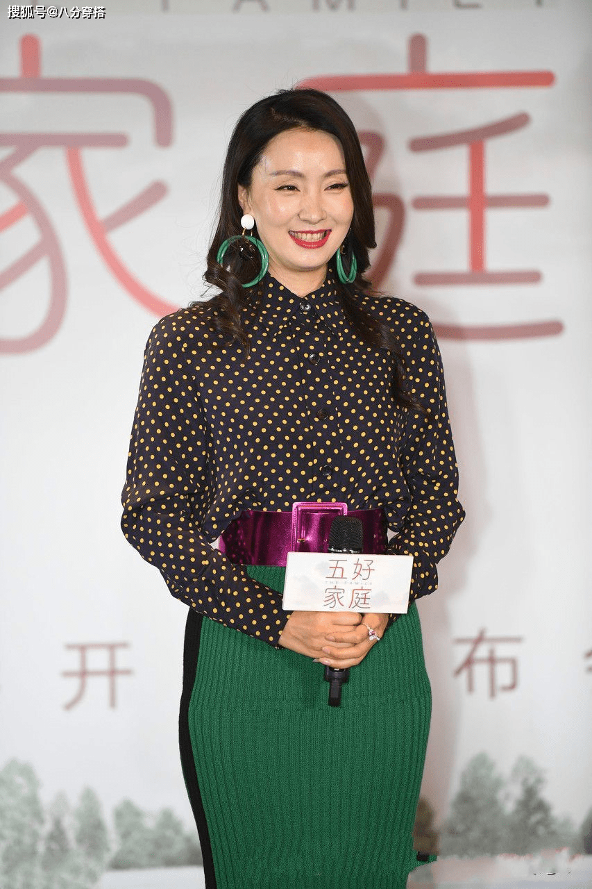 身材|陶虹又穿火了“条纹外套”，内搭吊带和运动裤洒脱温柔，气场十足