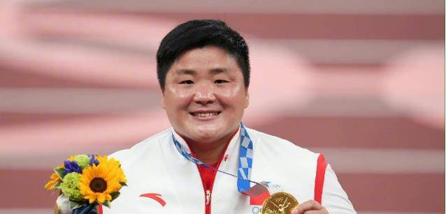 视觉|奥运冠军巩立姣撞脸暖羊羊，身材虽然“大码”，玩起叠穿却很时髦