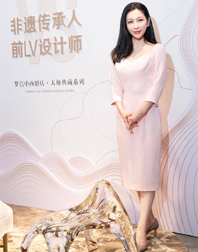 刘钧|戏外的“乔祖望”真幸福，小14岁妻子是设计师，穿搭比明星还惊艳