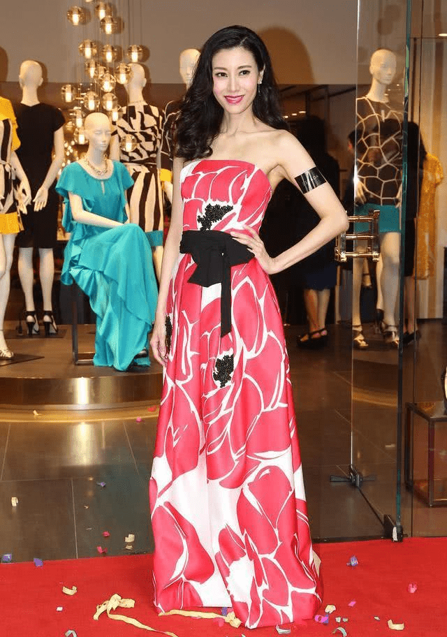 魅力|李嘉欣虽然身材骨感，但上身还是有肉肉的，暗场的灯光下更显立体