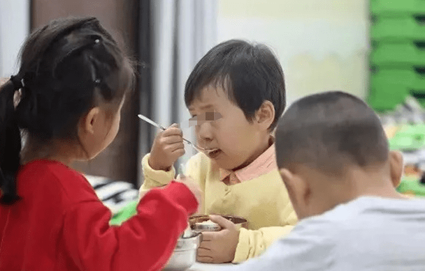 小雪|孩子在幼儿园的表现更好，难道是“两面派”？许多家长不懂娃的心