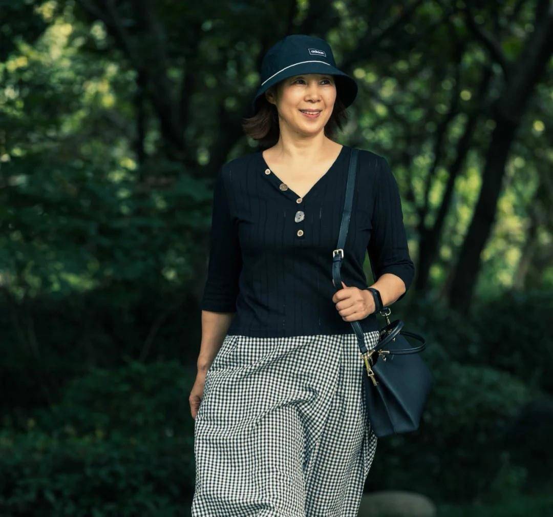 黑色|女人过了60岁别总穿裤装,显胖又不好搭配,裙装舒服时髦又显年轻