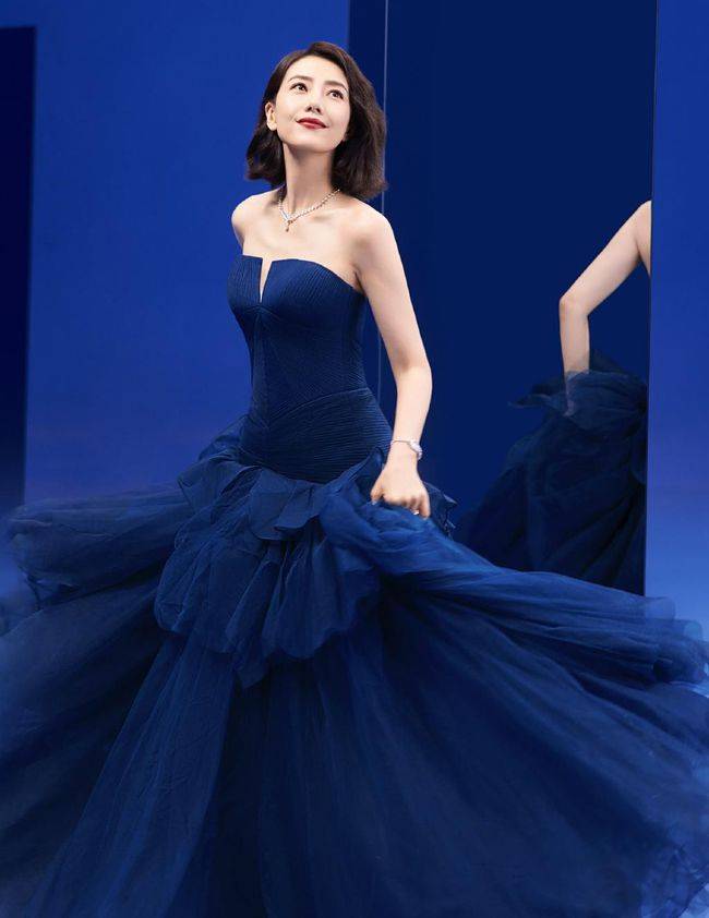 设计|高圆圆太适合蓝色了，一袭深蓝色长裙好优雅，一般人真是比不上