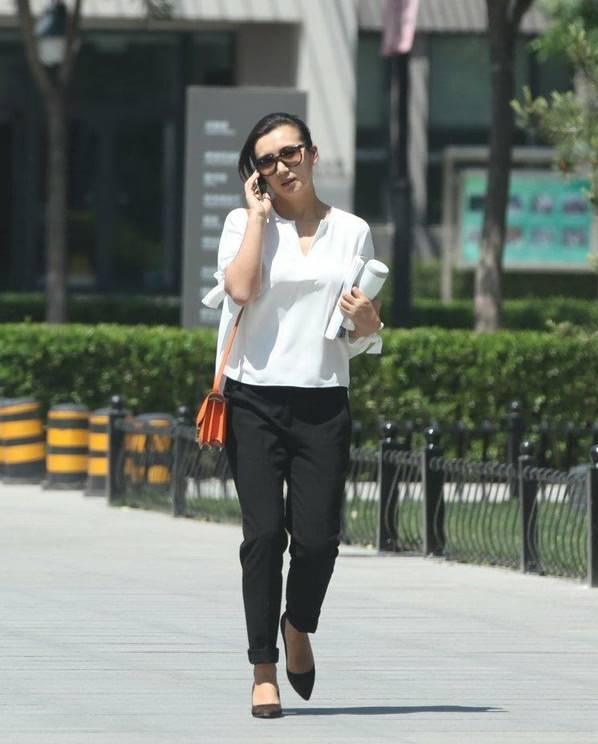 原创42岁的万人迷陈好回母校简单的白衬衫气度不凡瞬间成焦点