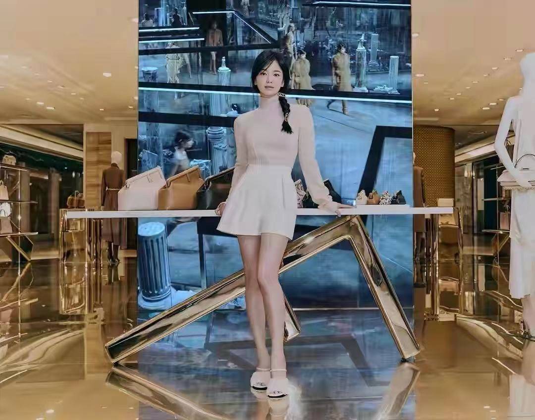 身材|有种美叫“离婚后的宋慧乔”,40岁还是老样子,脸庞消瘦叫人心疼