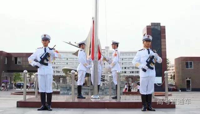 校服|万万没想到！到了大学还是要穿校服，而且这么难看！