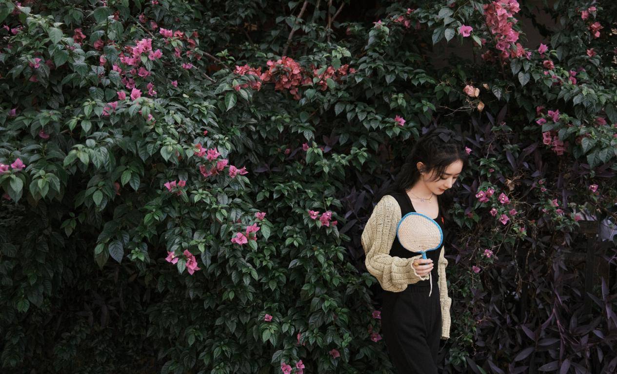 娘家|赵丽颖重回“娘家”!穿499T恤配3百开衫超节约,众人围绕太受宠