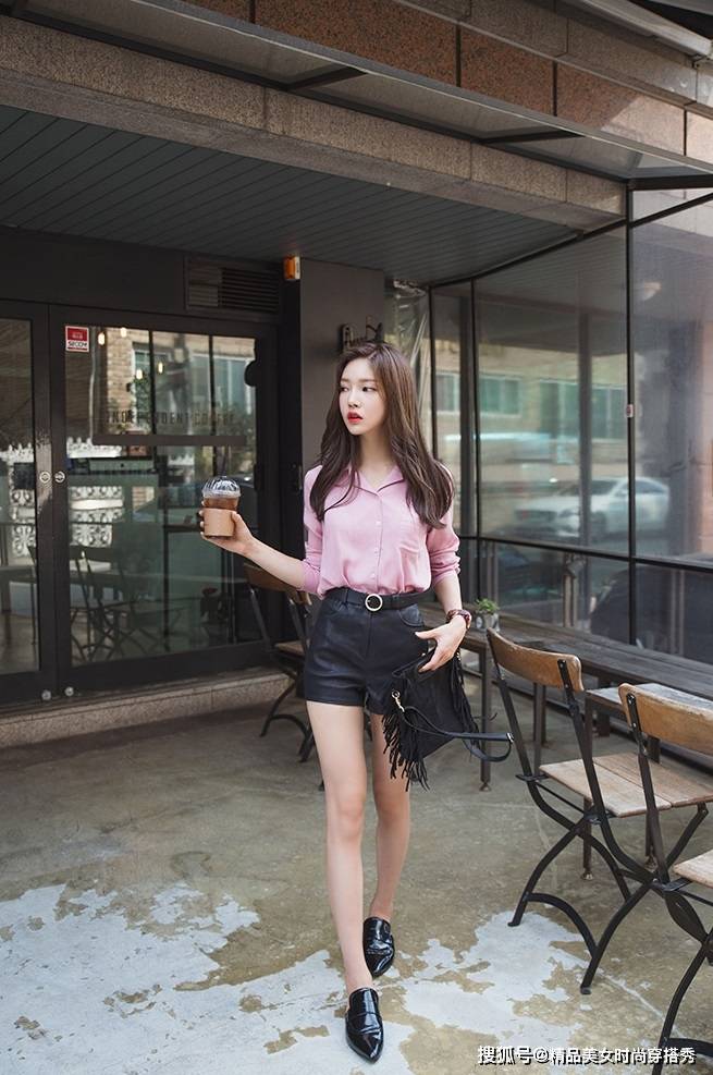 黑色|粉色衬衫下搭一条黑色短裤，甜美减龄同时又不失干练的职场气息