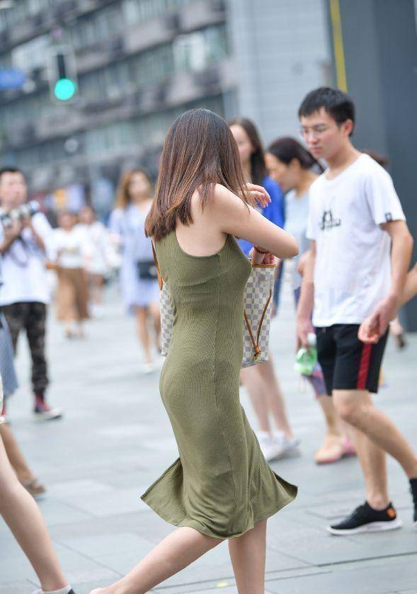 下装|女人到了中年,尽量少穿大衣打底裤,学袁泉这样穿,优雅又时髦