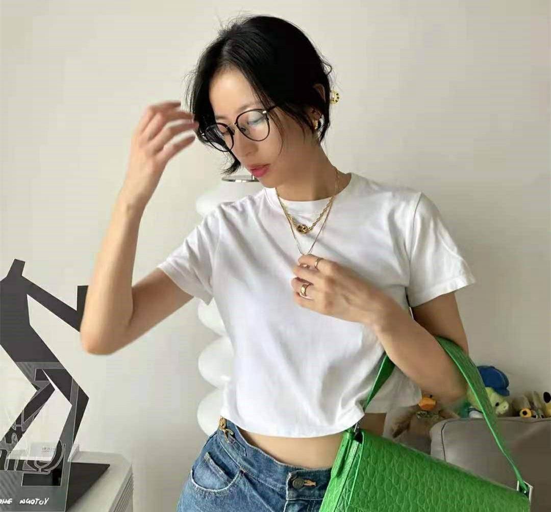 配饰|周雨彤在《我在他乡挺好的》中演技哭戏值得夸，她的衣品更值得夸