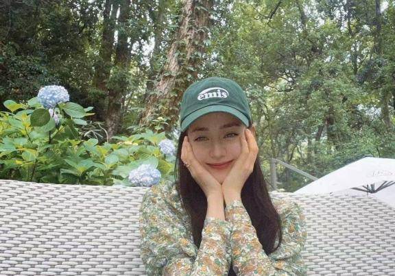 麦粒肿|迪丽热巴突发麦粒肿剪短两侧头发，扎马尾现身机场，发量好少