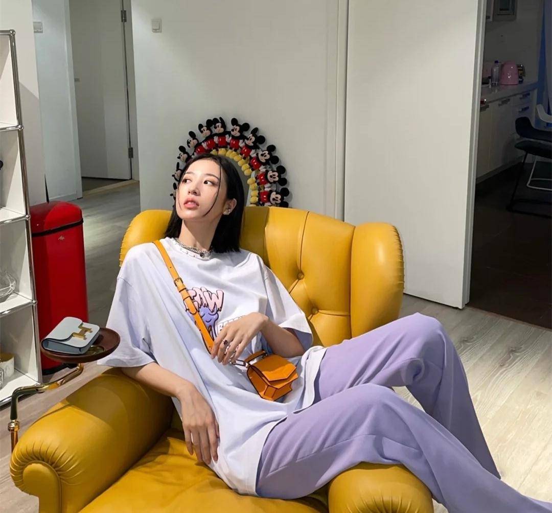 配饰|周雨彤在《我在他乡挺好的》中演技哭戏值得夸，她的衣品更值得夸