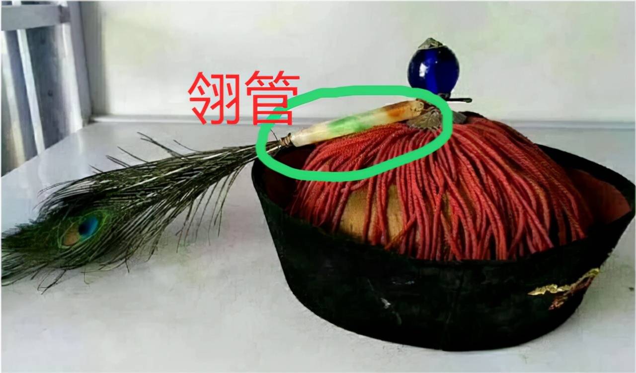 翎管是清朝官帽上插翎的管子，多用翡翠，白玉，玛瑙，象牙等材料制作_