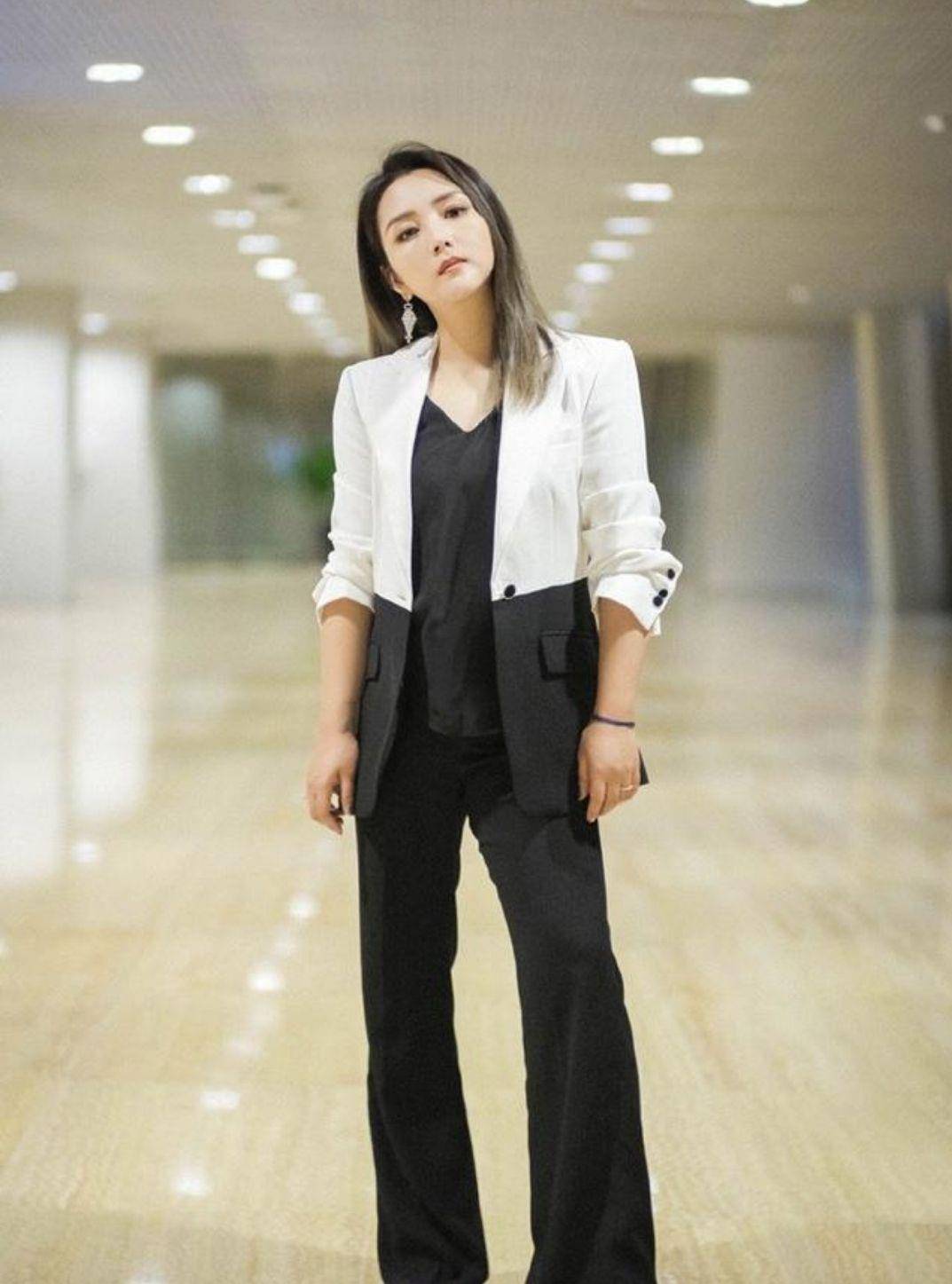 小个子|何洁瘦了后穿衣挺奔放的，红色西服配下衣失踪，直接秀出大长腿