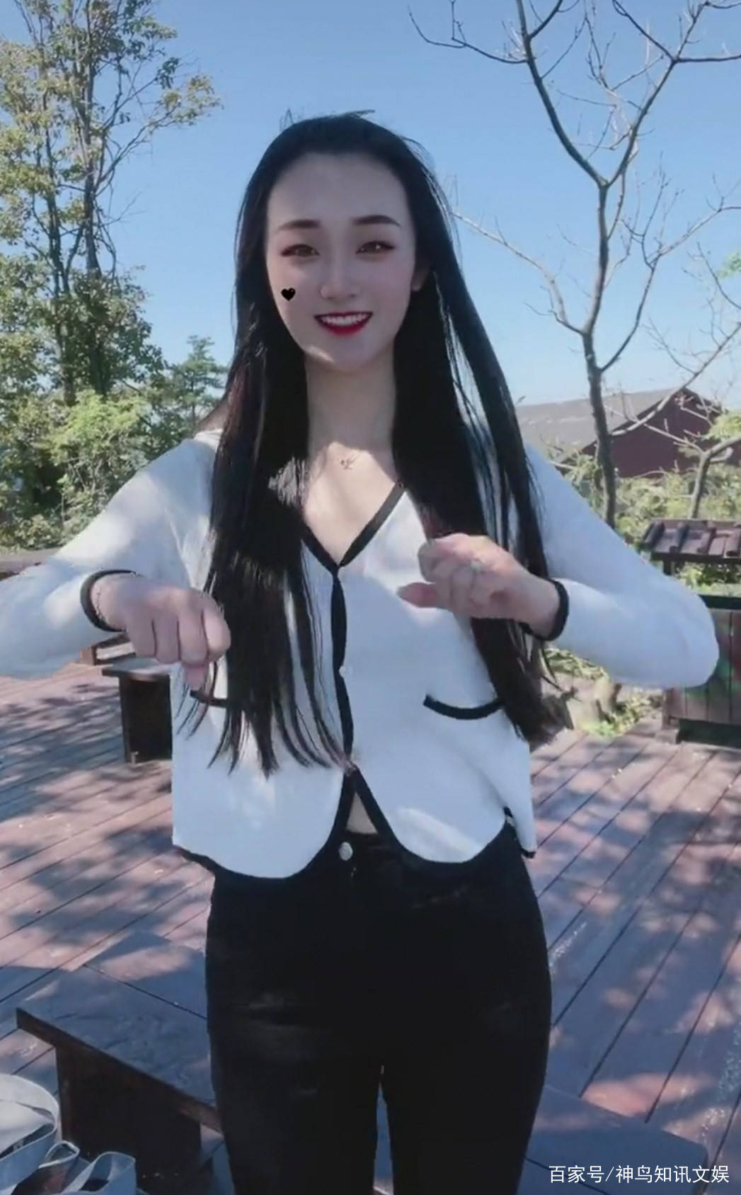 小腹|大衣哥儿媳山顶跳舞！皮肤雪白小腹平坦，和老公久未同框被猜离婚