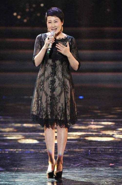 身材|张凯丽潇洒走机场，穿搭时髦却遮不住发福身材，终于有了老年气息