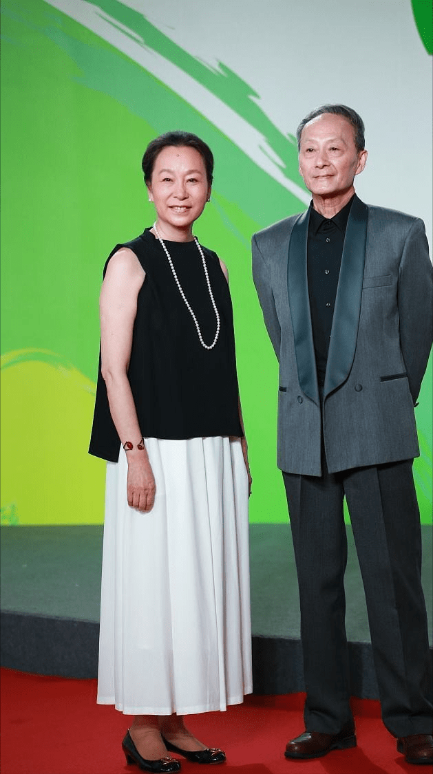 奚美娟|奚美娟穿得挺朴实的,花外套配灯笼裤,显现出了奔七人的真实状态