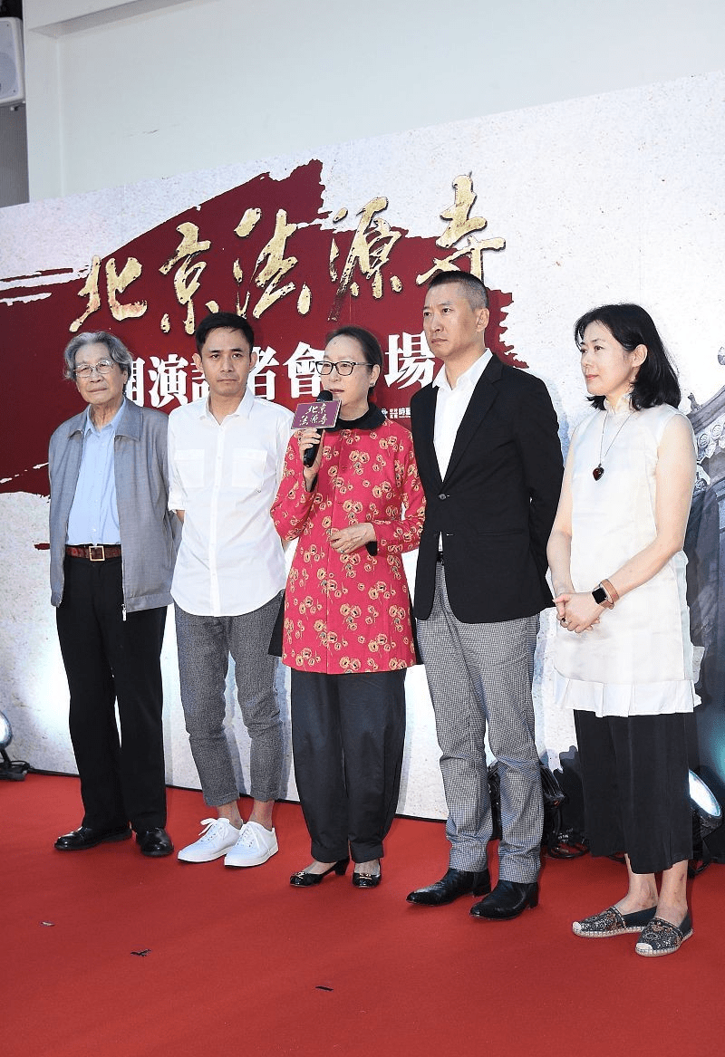 奚美娟|奚美娟穿得挺朴实的,花外套配灯笼裤,显现出了奔七人的真实状态