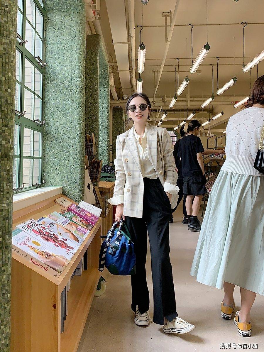 花样|美女的气质之道，精致的穿搭不用繁琐，一件“衬衫”穿出花样造型