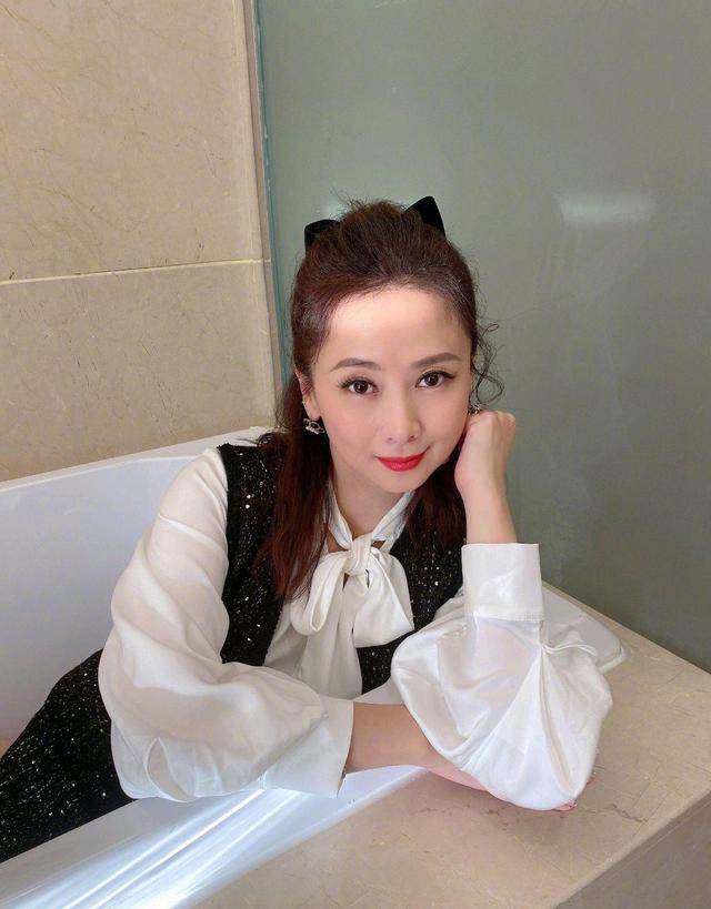 黑色|翁虹年过半百依旧风姿卓越，飘带衬衫配小香风连衣裙，高贵典雅