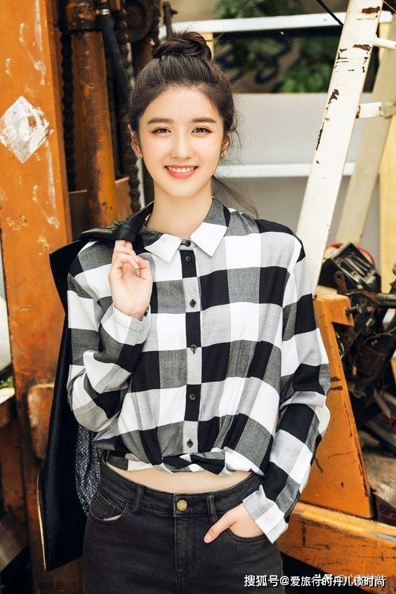 好身材|新加坡大美女李凯馨的时尚穿搭，“高颜值”“好身材”行走的衣架