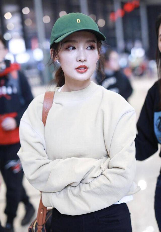 身材|李沁戴“小绿帽”淘气又好看，穿毛衣配黑紧身裤，少女感扑面而来