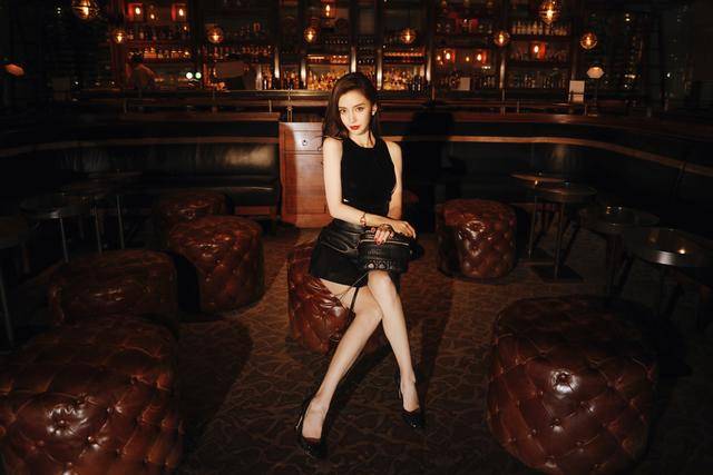 苗条身材|Angelababy真是“最美辣妈”，黑色暗花吊带配短裙酷炫霸气，真美