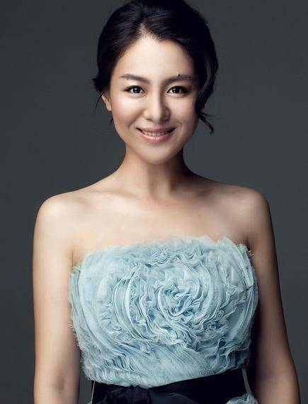 沈傲君|44岁沈傲君的气质脸很占优势，穿亮片外套搭配抹胸裙，美到骨子里