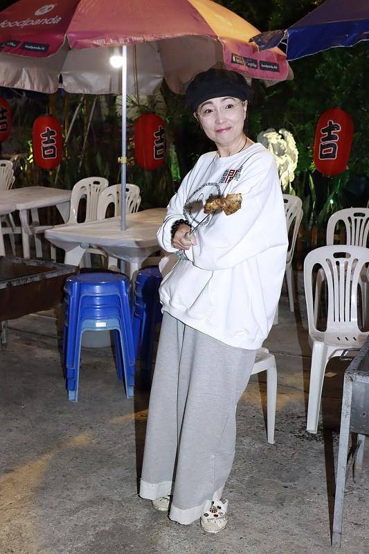 丑也挺|年近60的“石榴姐”不扮丑也挺美,休闲卫衣配阔腿裤,看着挺清爽